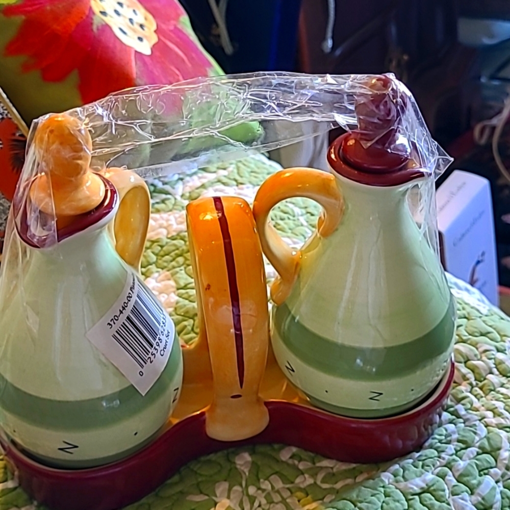 Pistoulet cruet set new never used